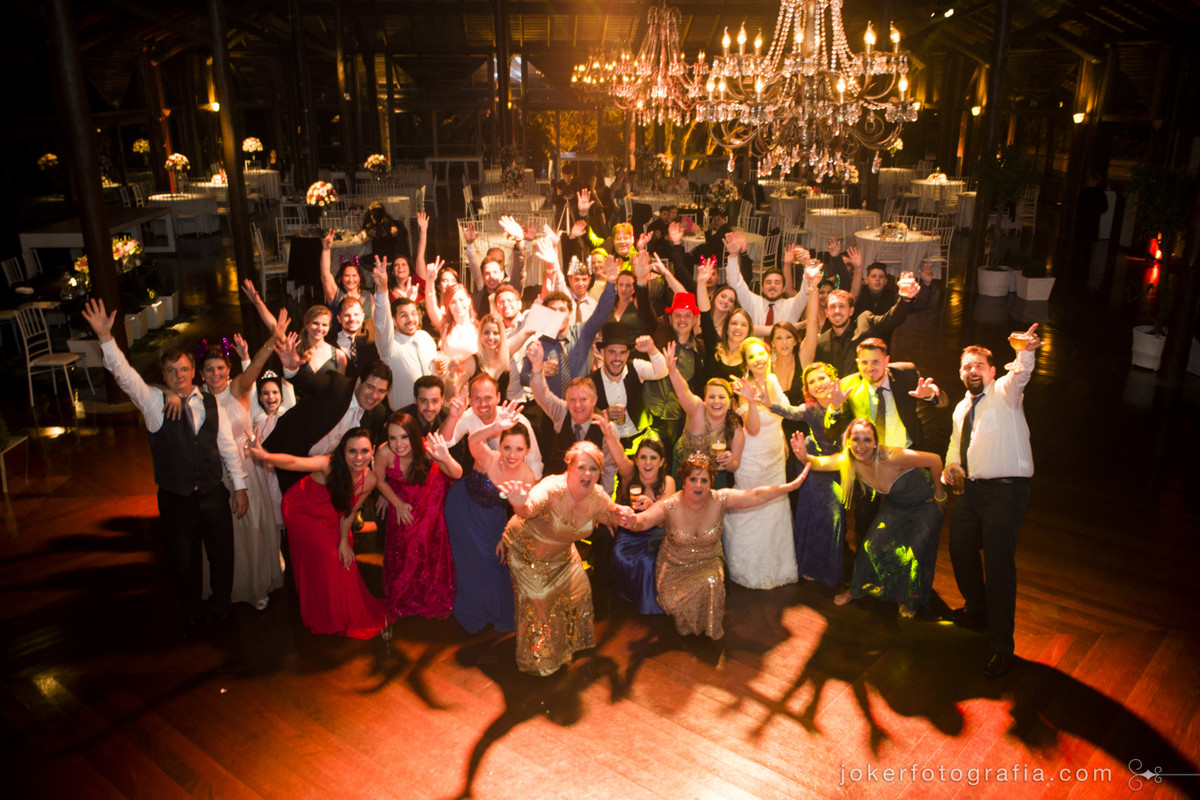 fotógrafo faz foto de todos os convidados que estavam no casamento ao final da festa