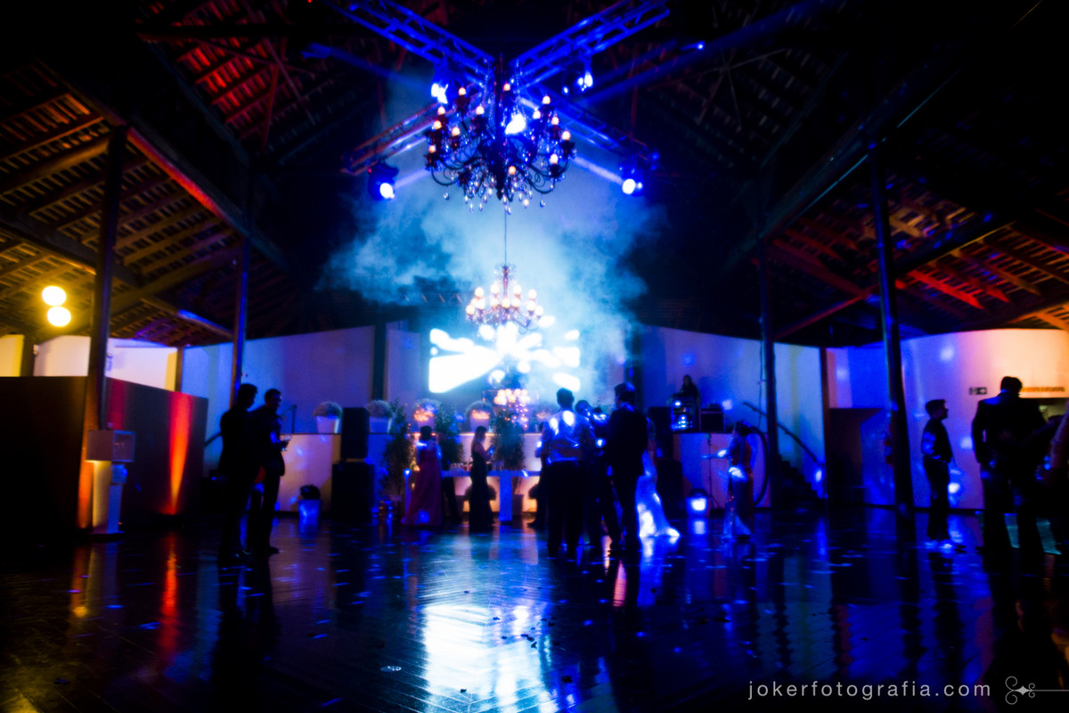 iluminação cênica e de pista transforma o ambiente e valoriza as fotos da festa