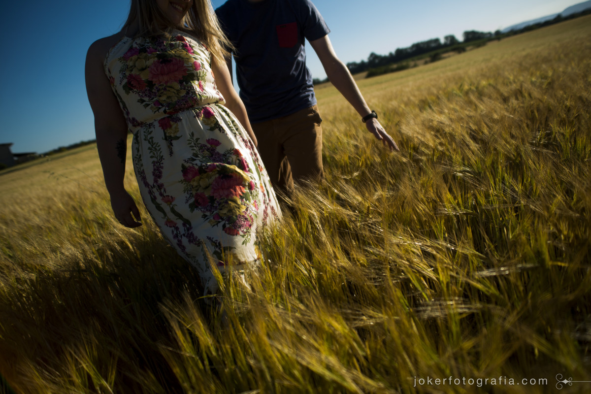 casal caminhando entre o trigo para ensaio pre casamento