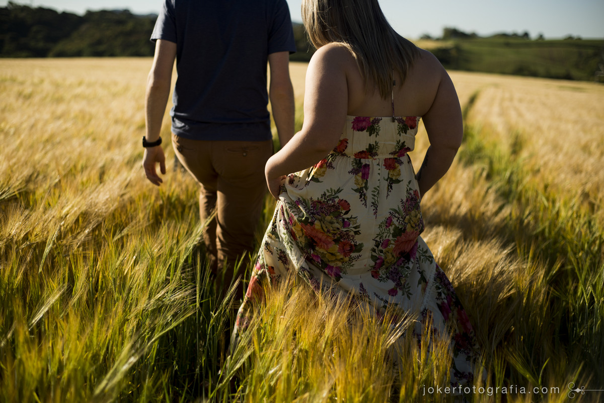 pre wedding inusitado fotografado na estrada da regiao metropolitana de curitiba
