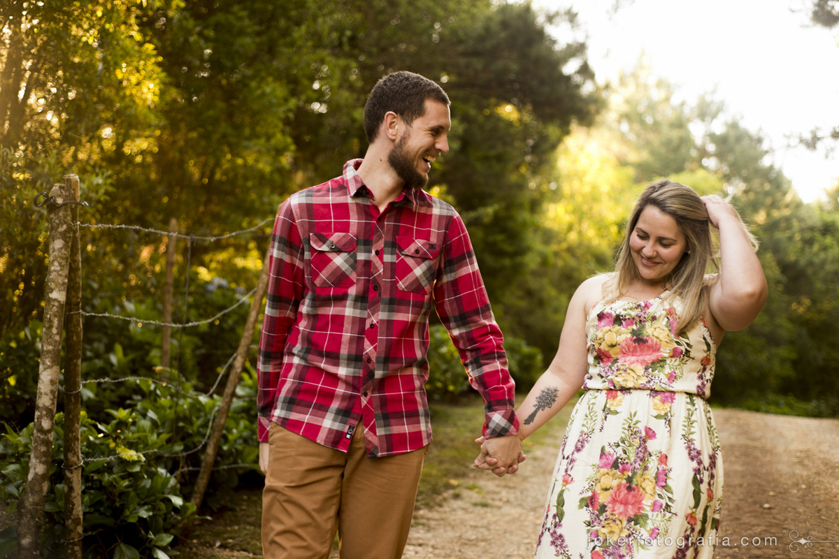 casal caminhando de maos dadas em bela estrada rural