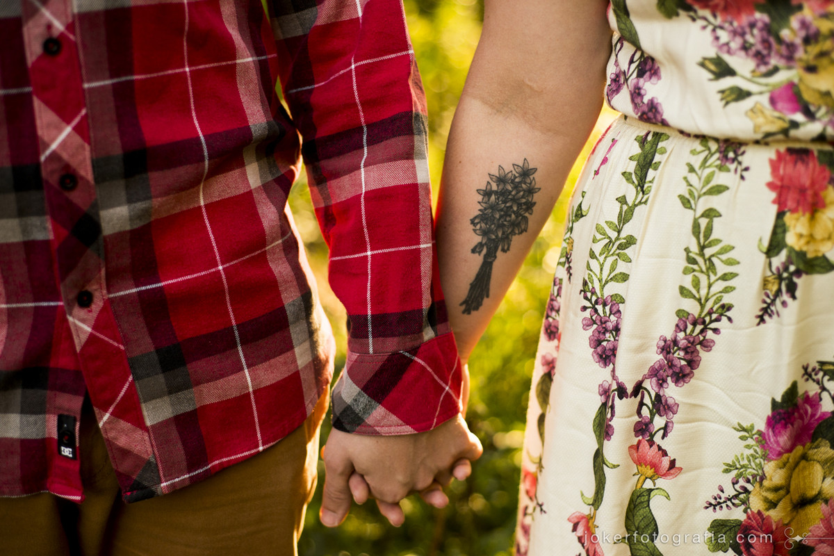 tatuagem de flores combinado com vestido estampado em flores do campo para ensaio de casamento
