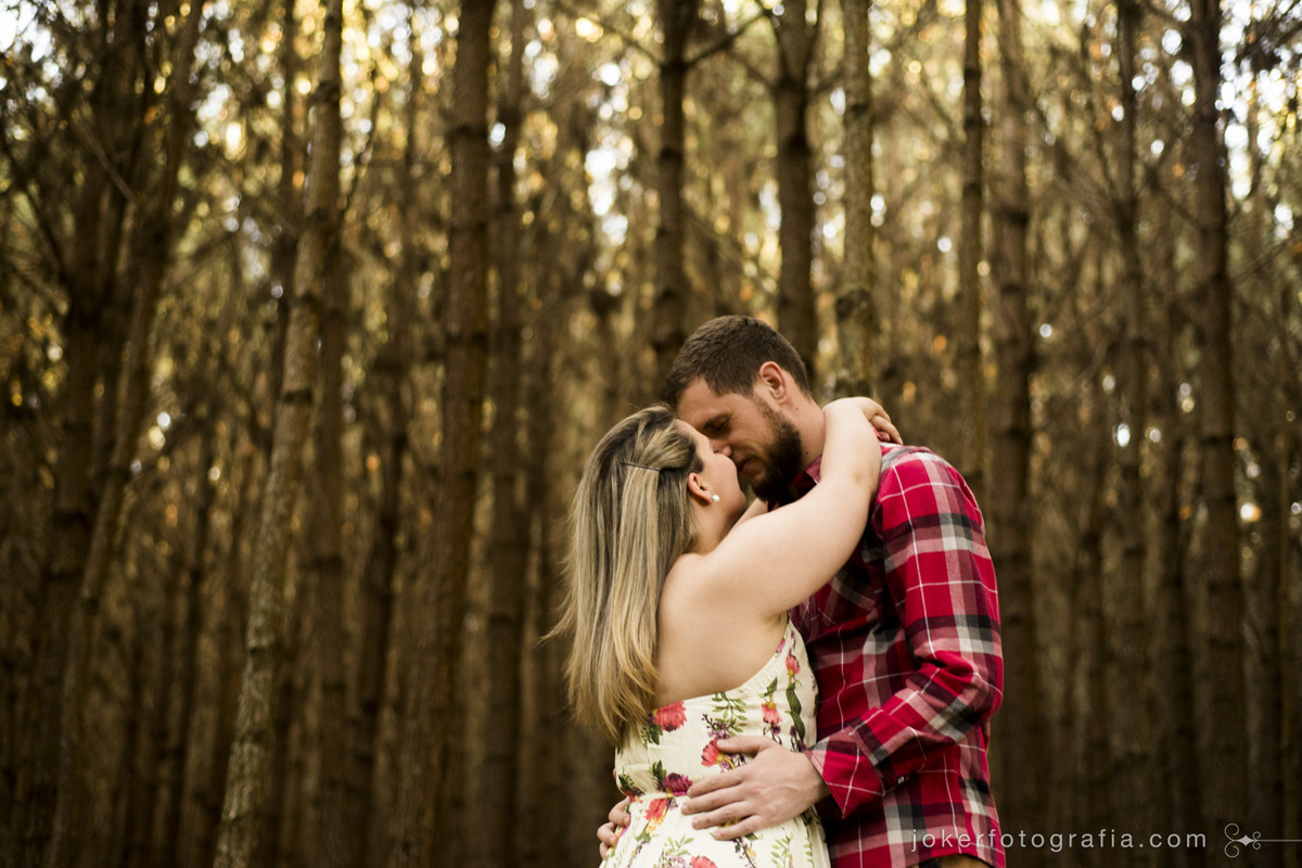 ensaio de casal na floresta com inspiracao retro