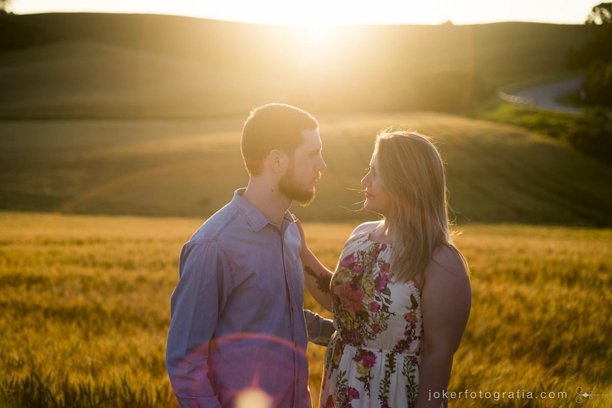 ensaio de casal com luz de fim de tarde no campo