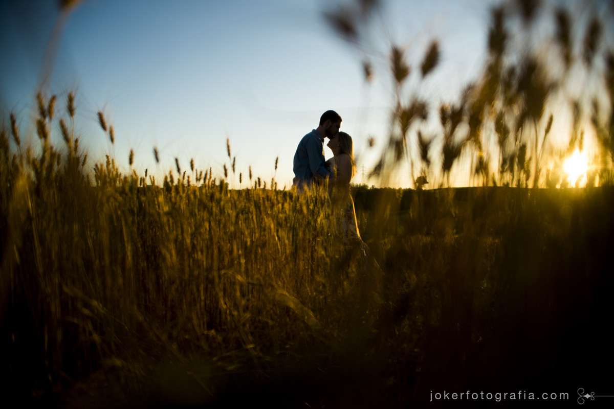 silhueta de casal no fim de tarde em uma fotografia incrivelmente surpreendente