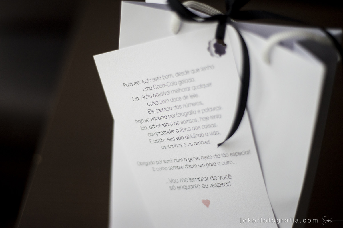 ideia de lembrancinha para casamento inclui sacolinha de papel com poesia falando sobre os noivos
