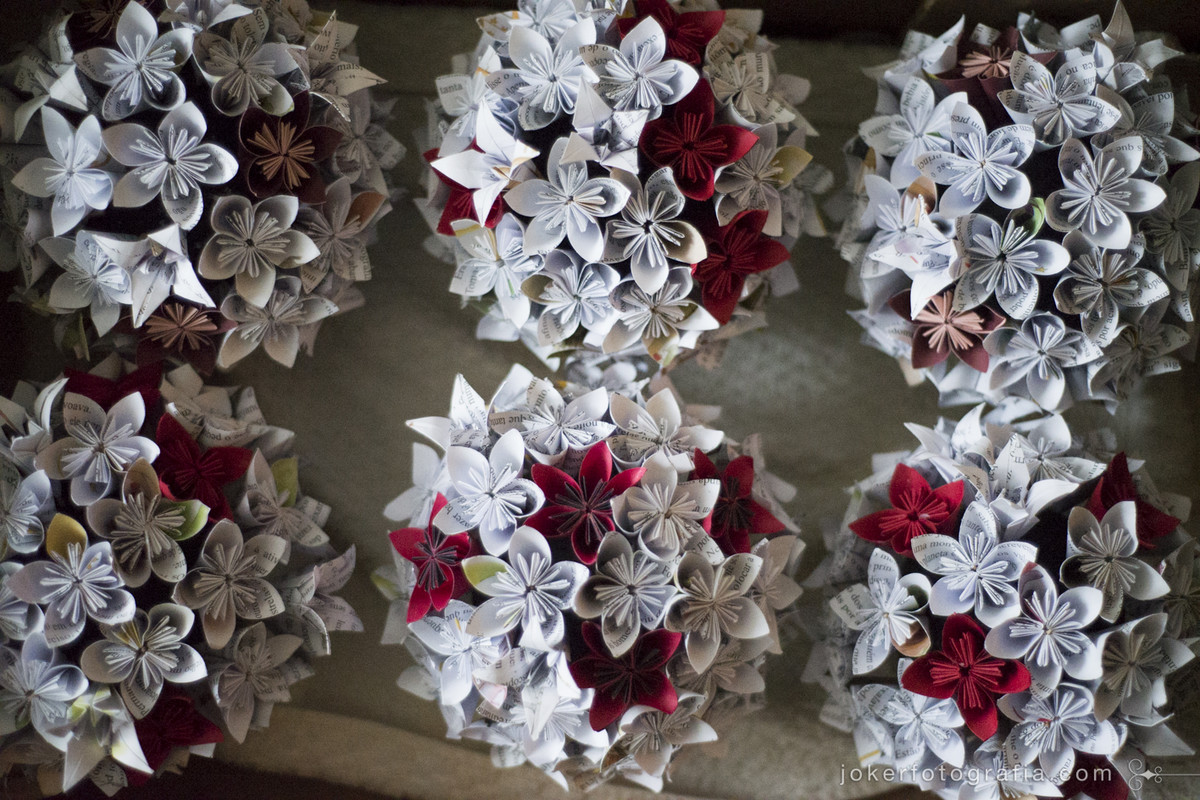 ideias de decoração diy que você mesma pode fazer para seu casamento como estas flores de origami feitas de papel de livros
