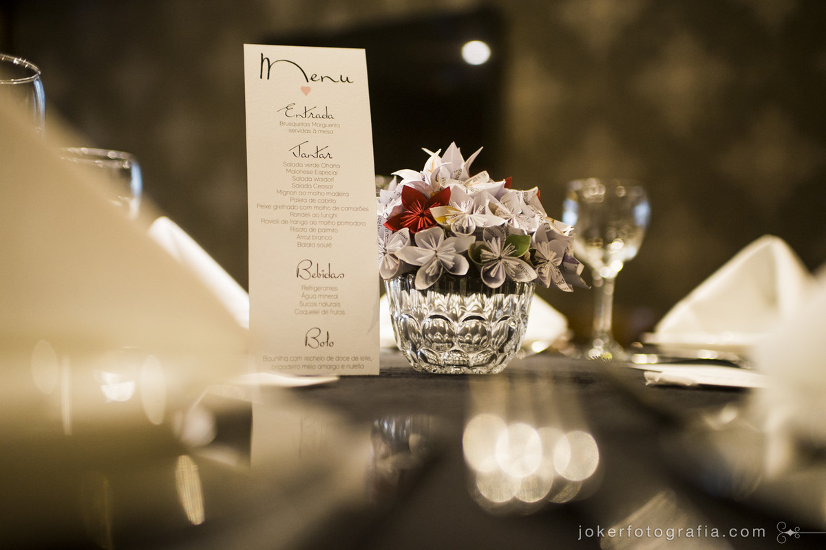 decoração de casamento diy com flores de origami nos ao lado do menu é uma ideia criativa e diferente