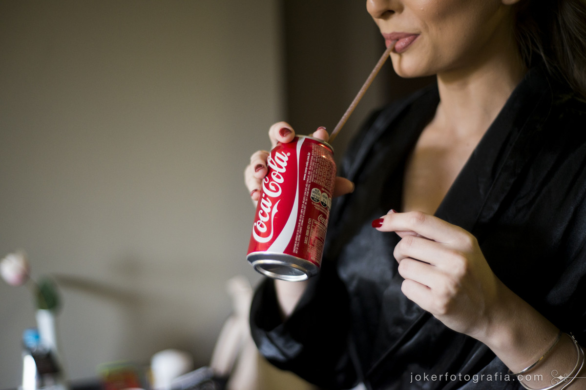 noiva adora coca cola e usa decoração inspirada no dia do casamento