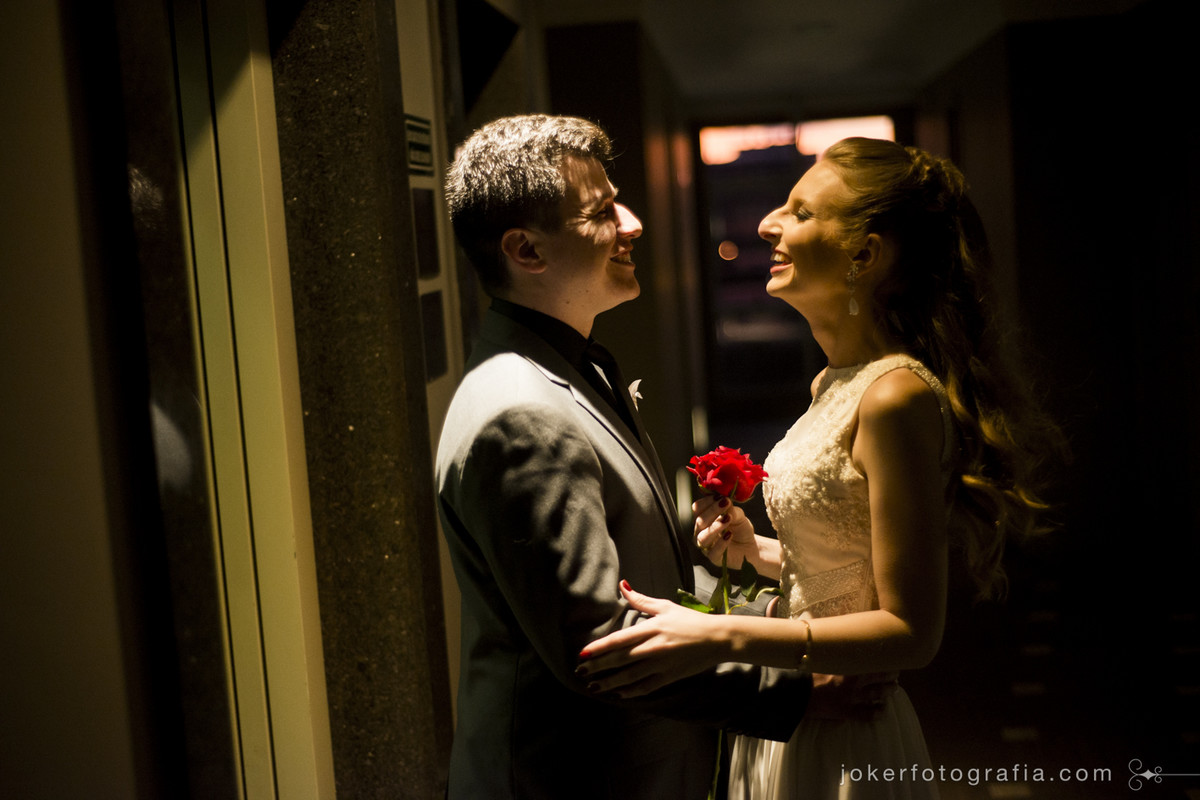 noivos juntos no corredor do hotel full jazz pelo fotógrafo de casamento
