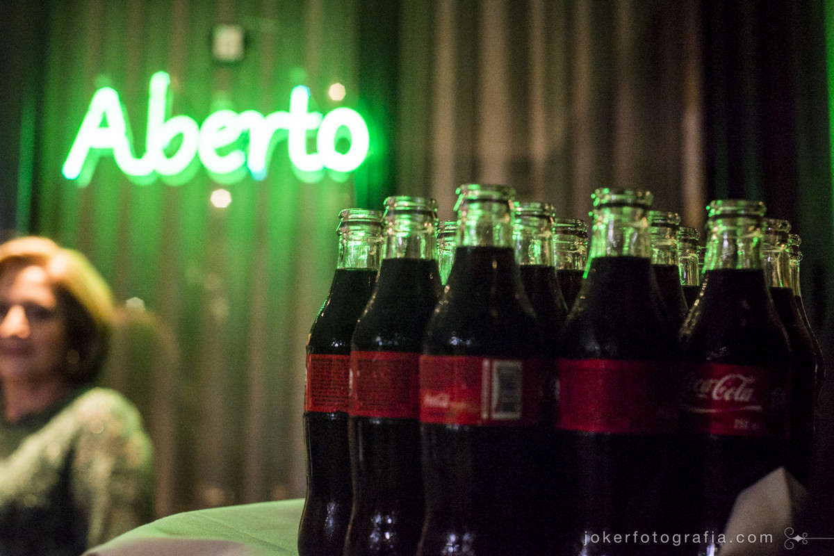 noivos servem garrafinhas de coca cola para brinde em casamento retrô