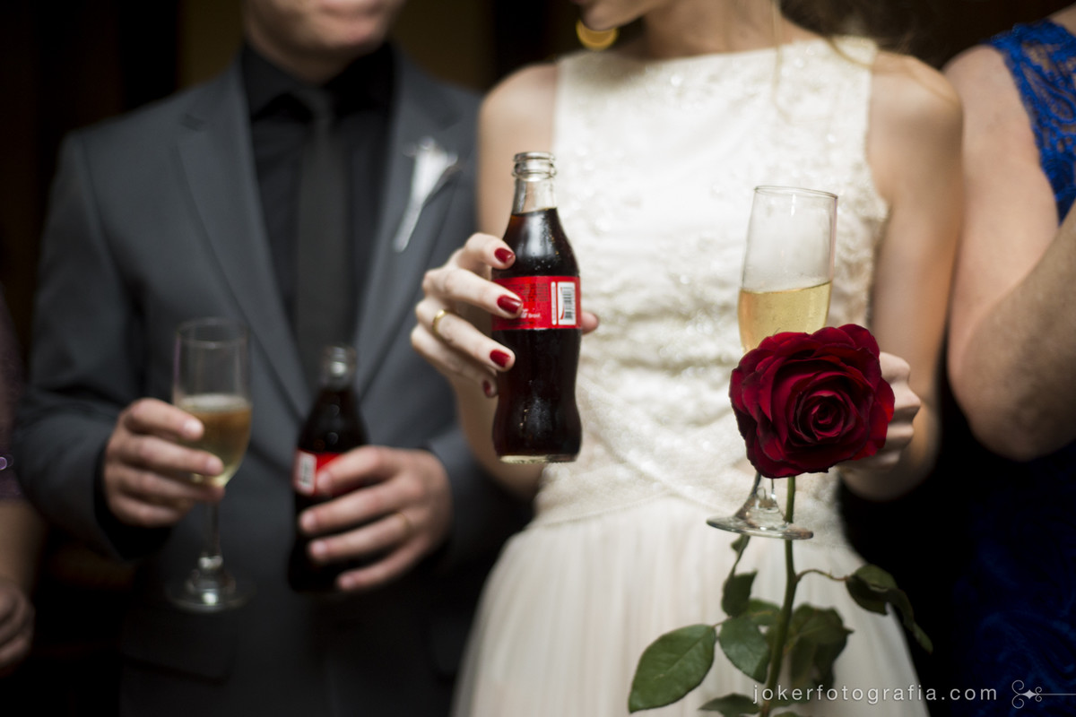 brinde com coca-cola no casamento