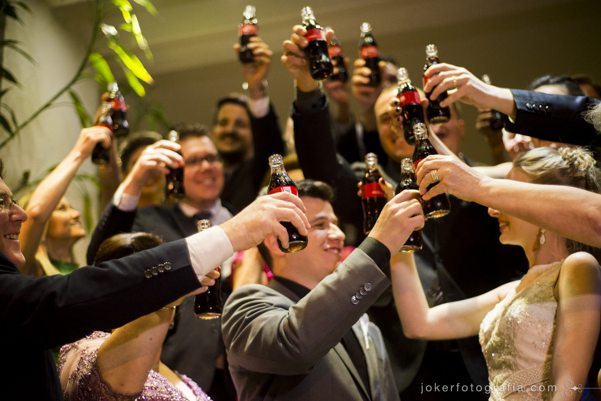 fotógrafo faz foto do brinde com refrigerante no casamento