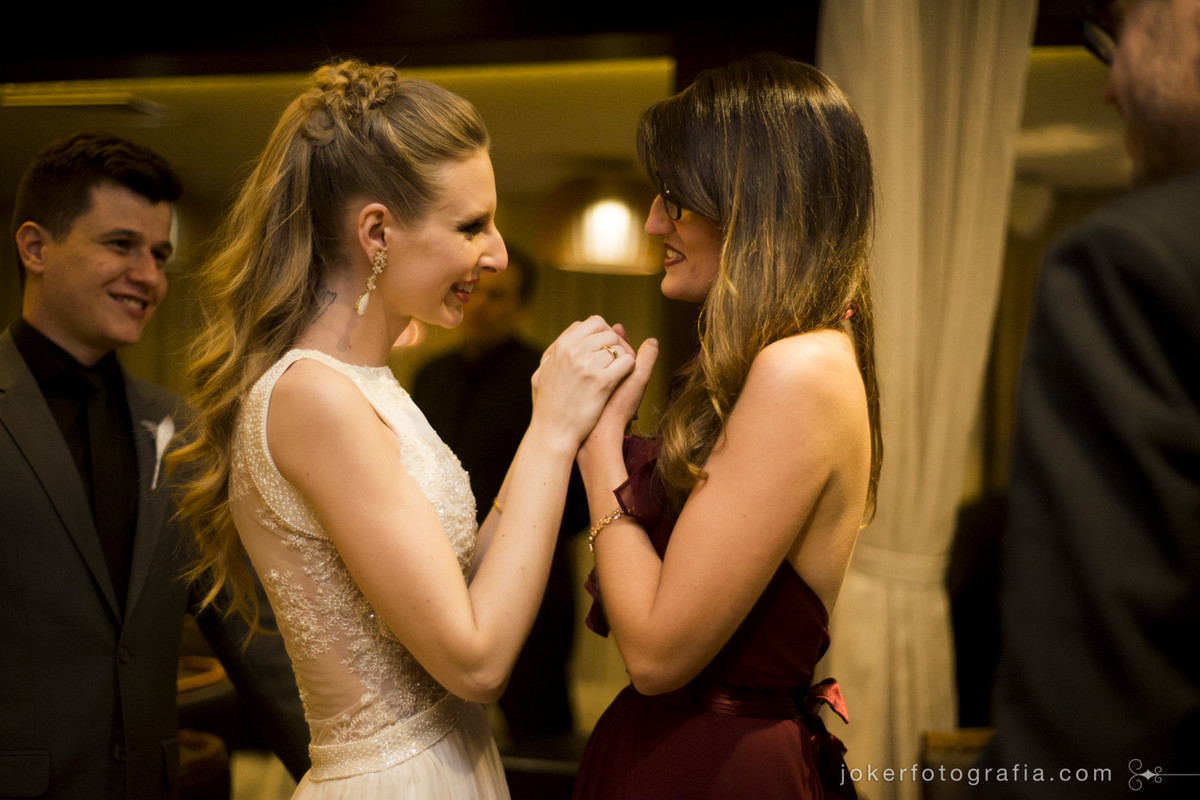 amigas da noiva emocionadas no dia do casamento