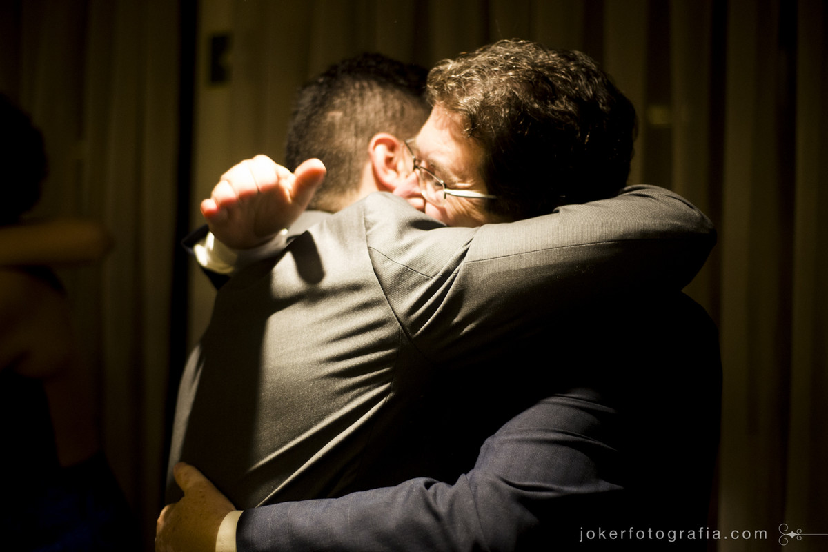 pai do noivo emocionado abraça o filho no dia do casamento