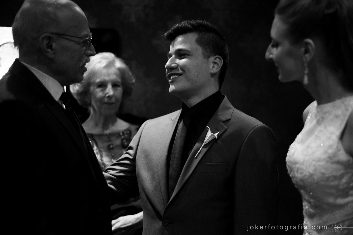 noivo emocionado após o casamento