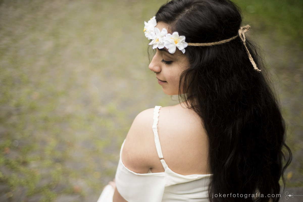 sessão de fotos diferente para 15 anos no estilo boho com coroa de flores