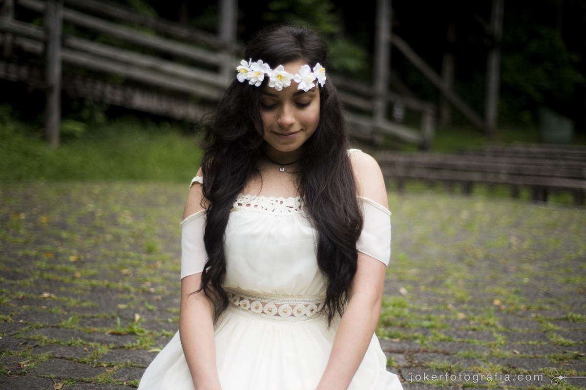 debutante escolhe vestido hipster para seu book de 15 anos