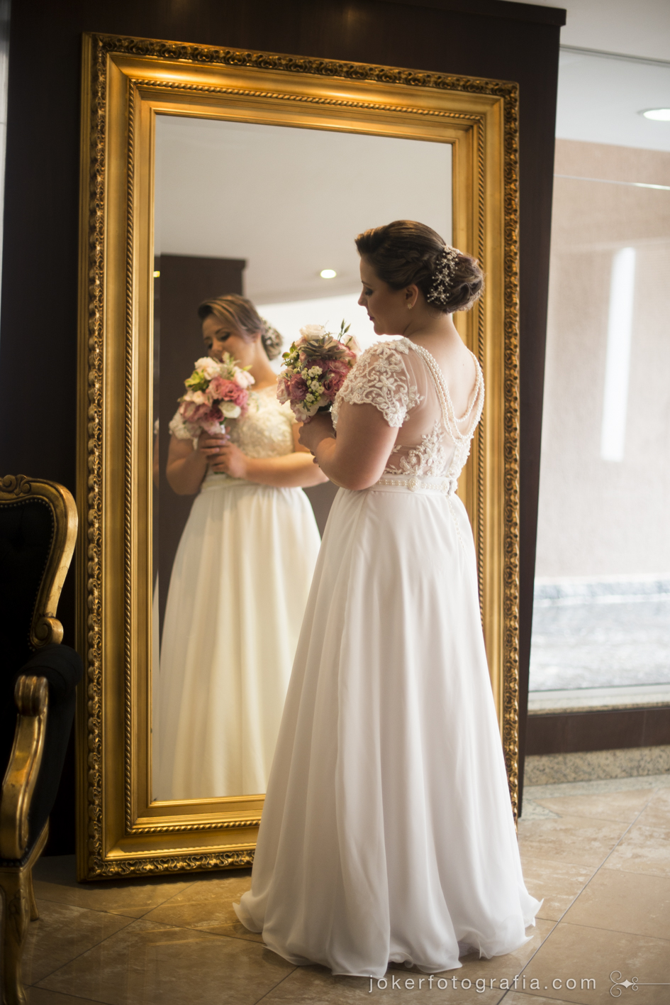 fotógrafo de casamento faz ensaio com noiva usando vestido de noiva simples com bordados em pérola e inspiração vintage