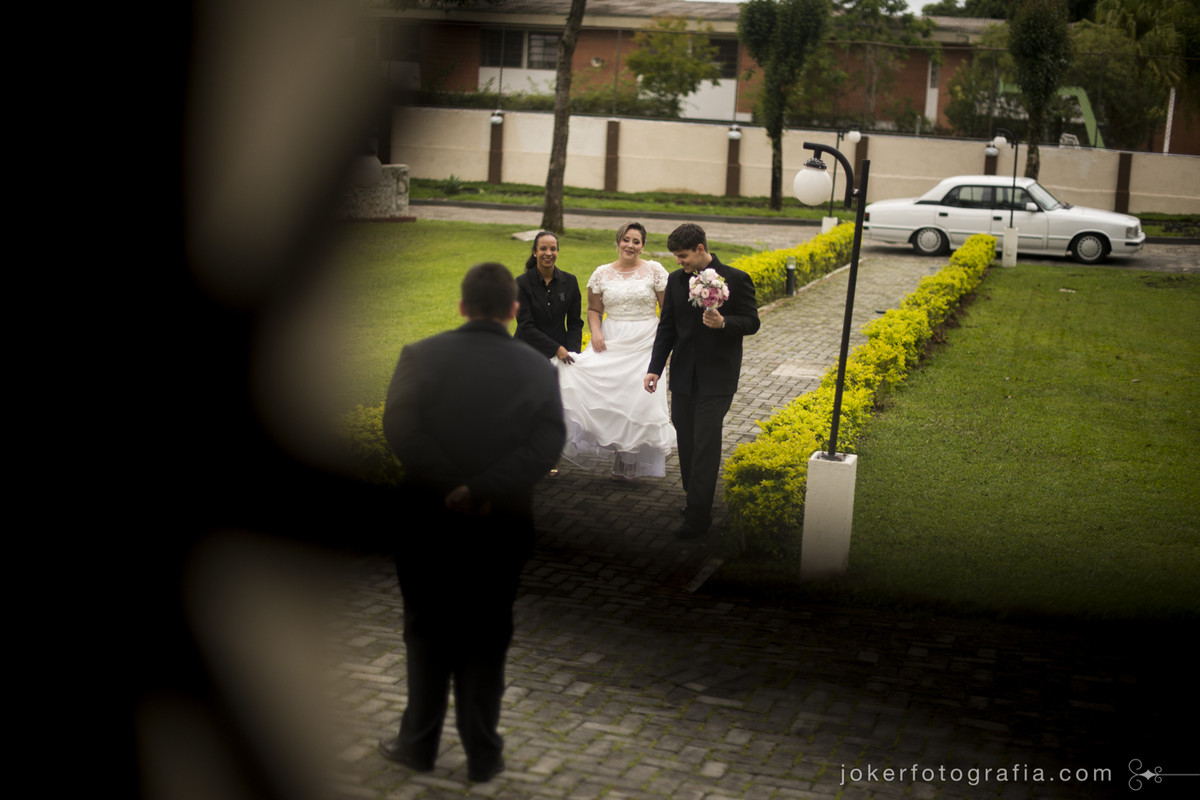camila zem cerimonialista em curitiba acompanhando a noiva até a porta da igreja