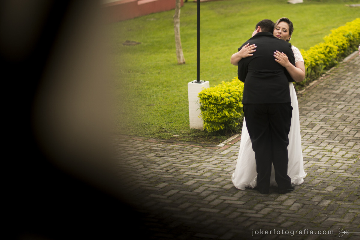 fotojornalismo em casamento retrata a emoção da noiva antes de subir ao altar