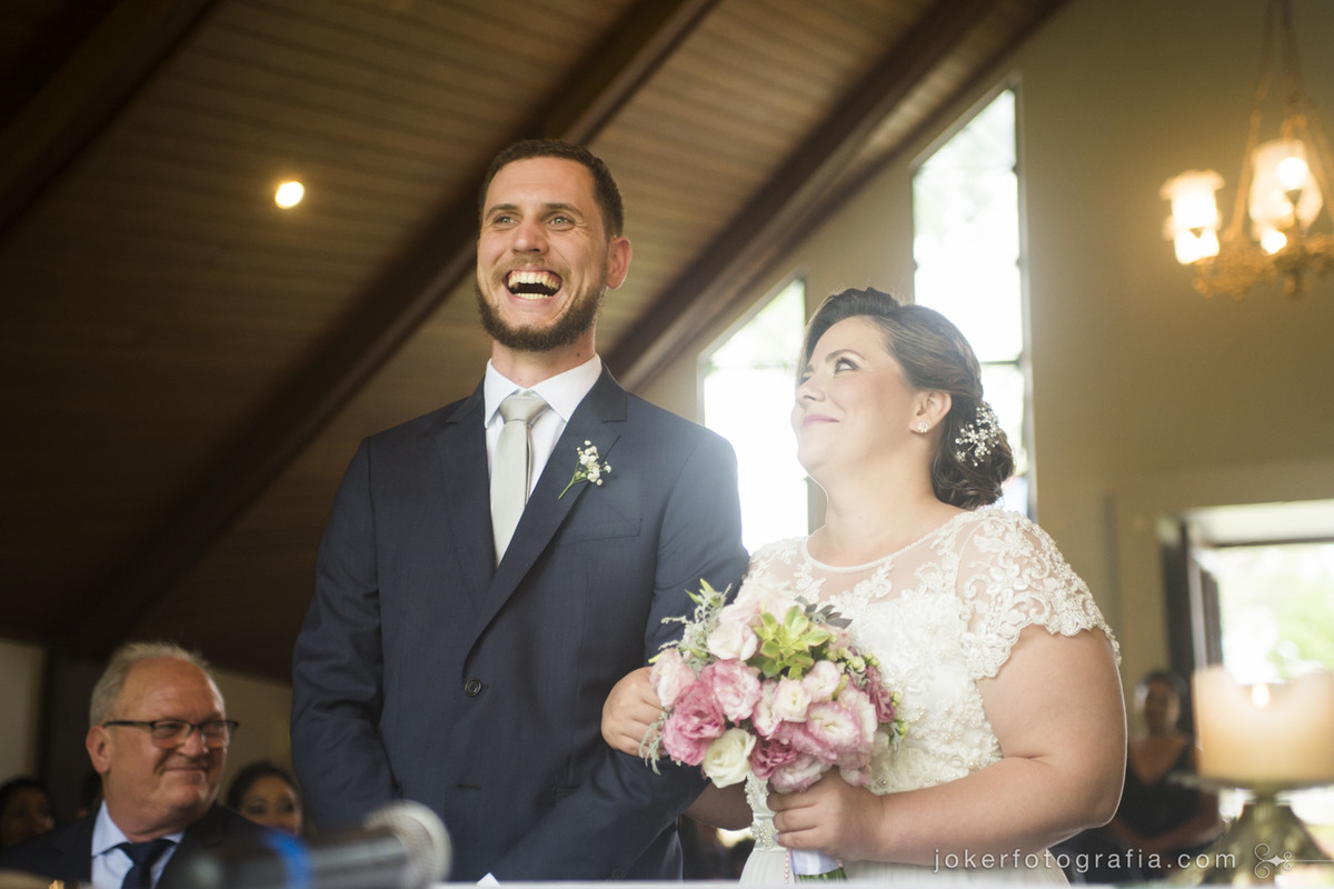 fotógrafo faz fotos espontâneas durante a cerimônia de casamento