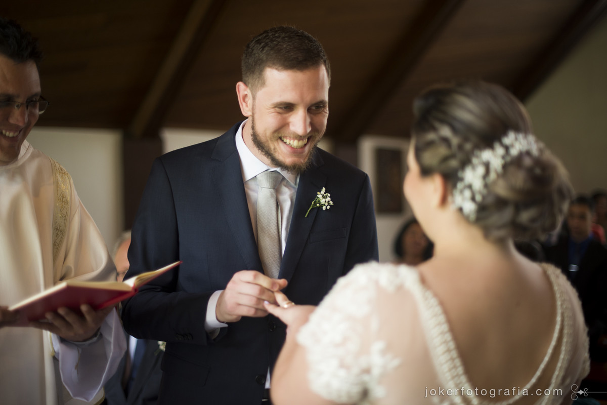 casamento divertido de noivos jovens