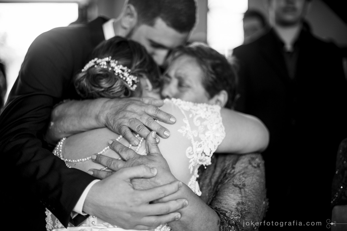 abraço na vozinha durante celebração de casamento