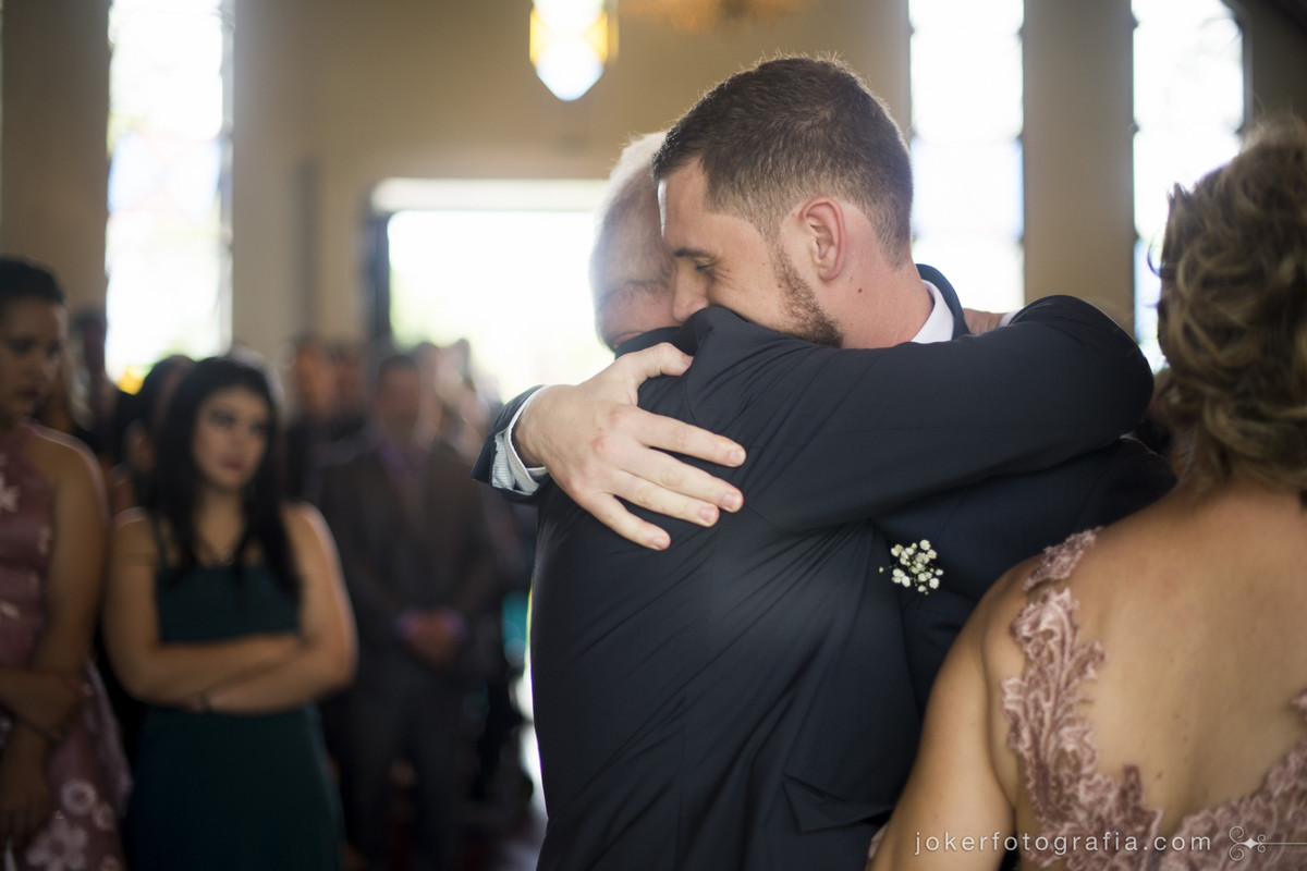 noivo abraçando o pai no dia do casamento