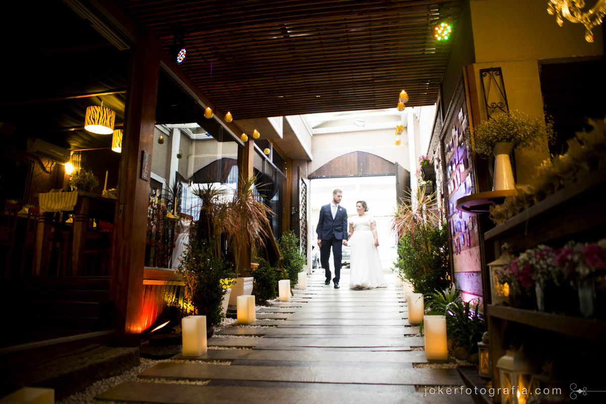 entrada dos noivos no salao no dia do casamento