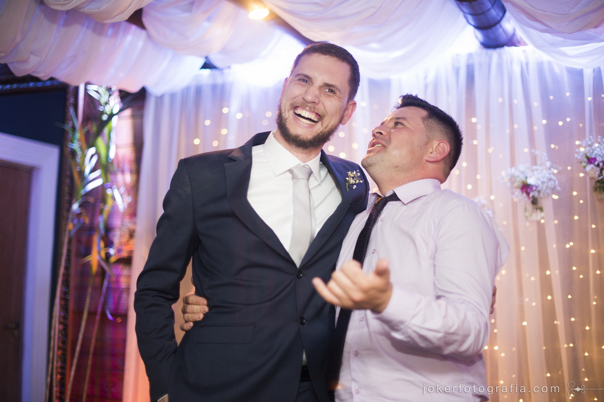 sabe aquele tio que você teve quue convidar para o casamento e alegrou a todos