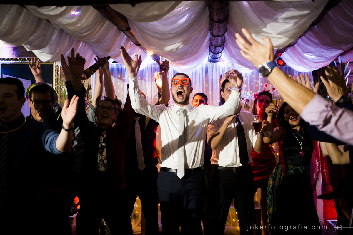 amigos dos noivos e padrinhos divertem a festa de casamento