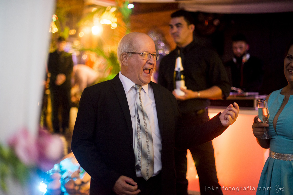convidados curtindo um rock n roll na festa de casamento
