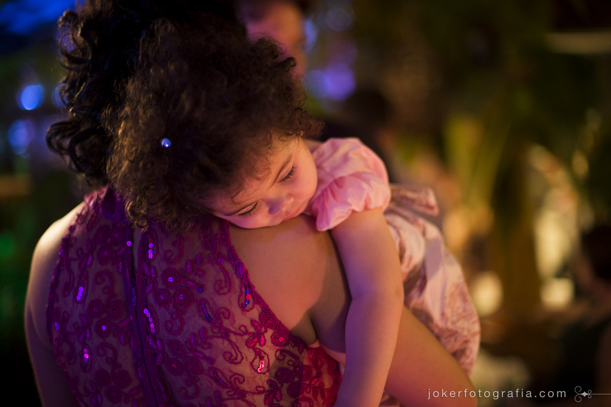 criança descansando durante a festa