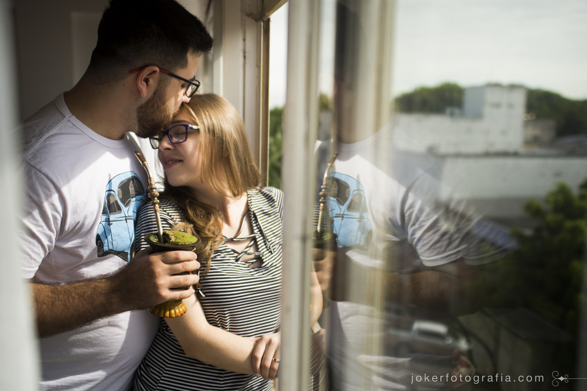 fotógrafo faz ensaio new home de casal gaúcho tomando seu chimarrão