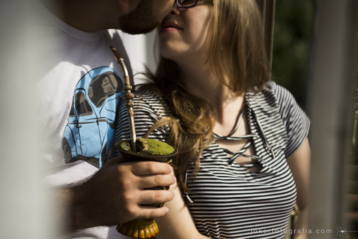 um chimarrão e uma camiseta de fusca azul