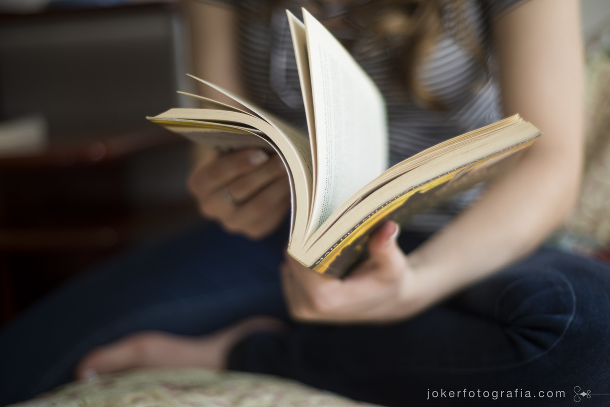 noiva que gosta de ler leva seus livros favoritos no ensaio