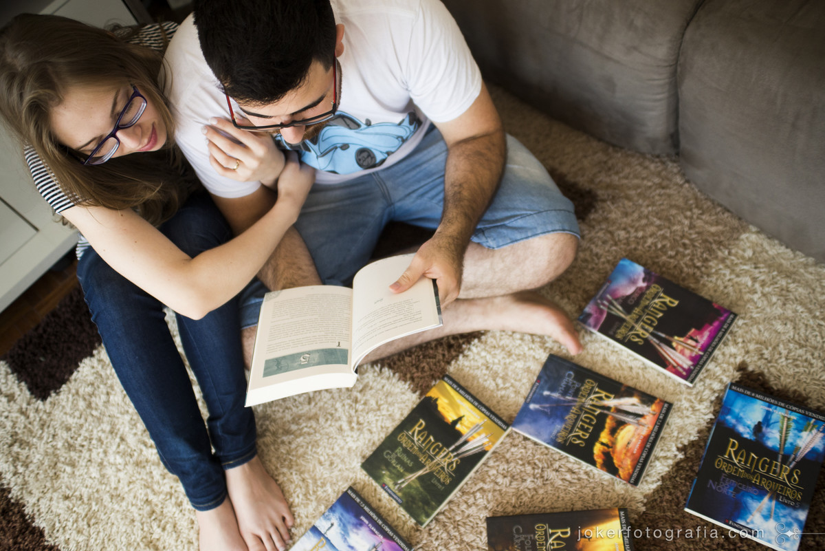 casal que lê juntos a série rangers exibe os livros no ensaio new home