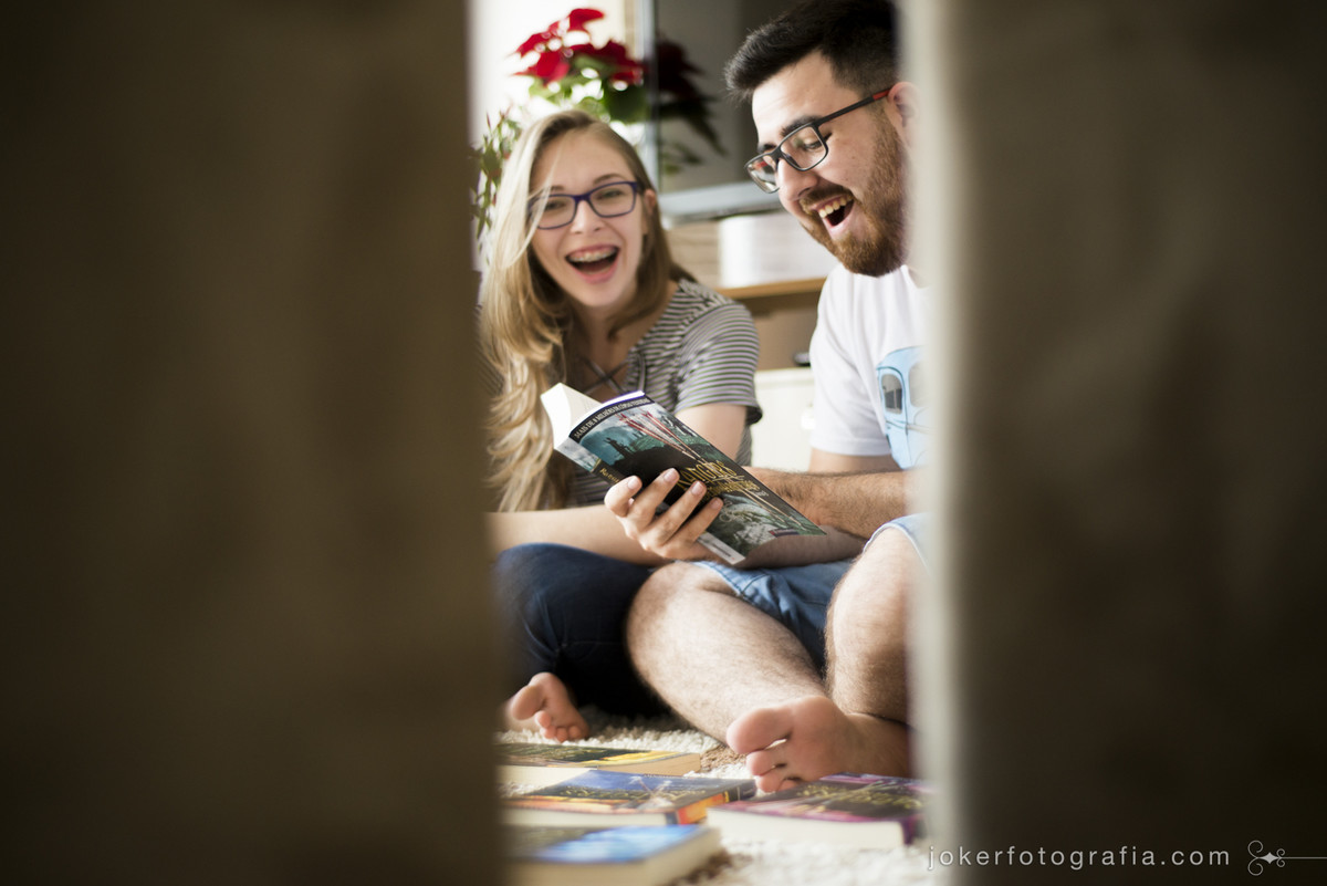 casal lendo juntos em casa