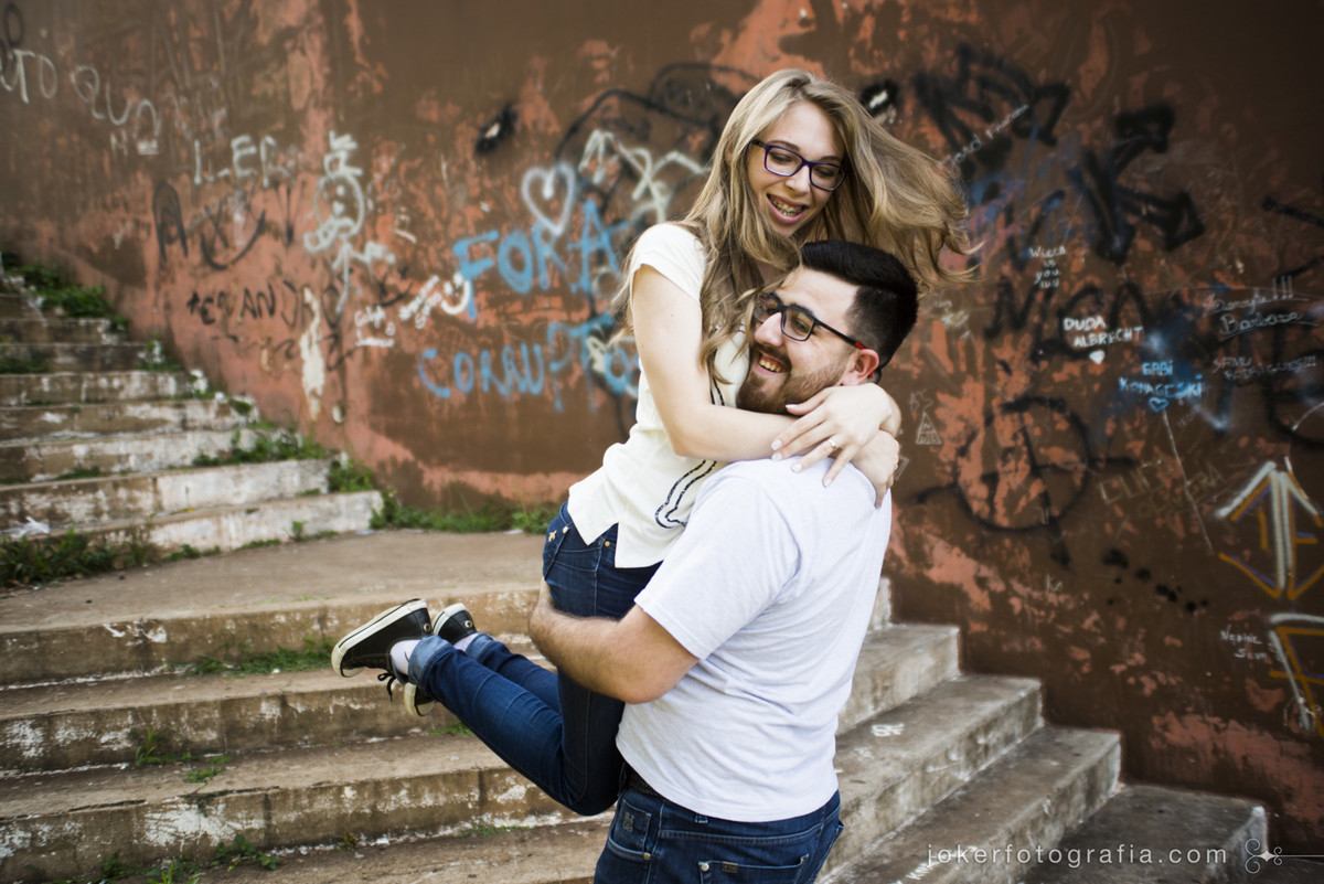 fotógrafo de casamento faz ensaio urbano em ijuí RS em locação inusitada, muros pichados e escadaria da cidade