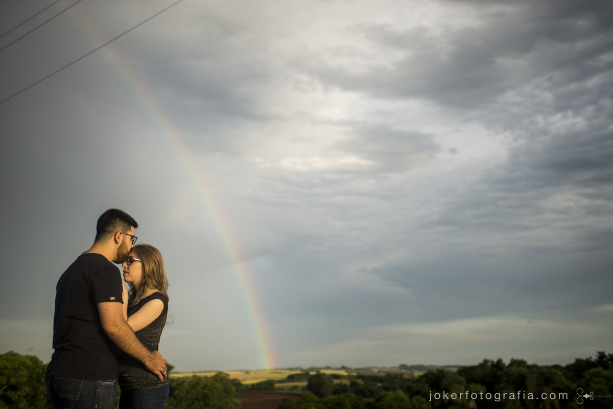 fotografo registra o arco iris durante ensaio fotografico
