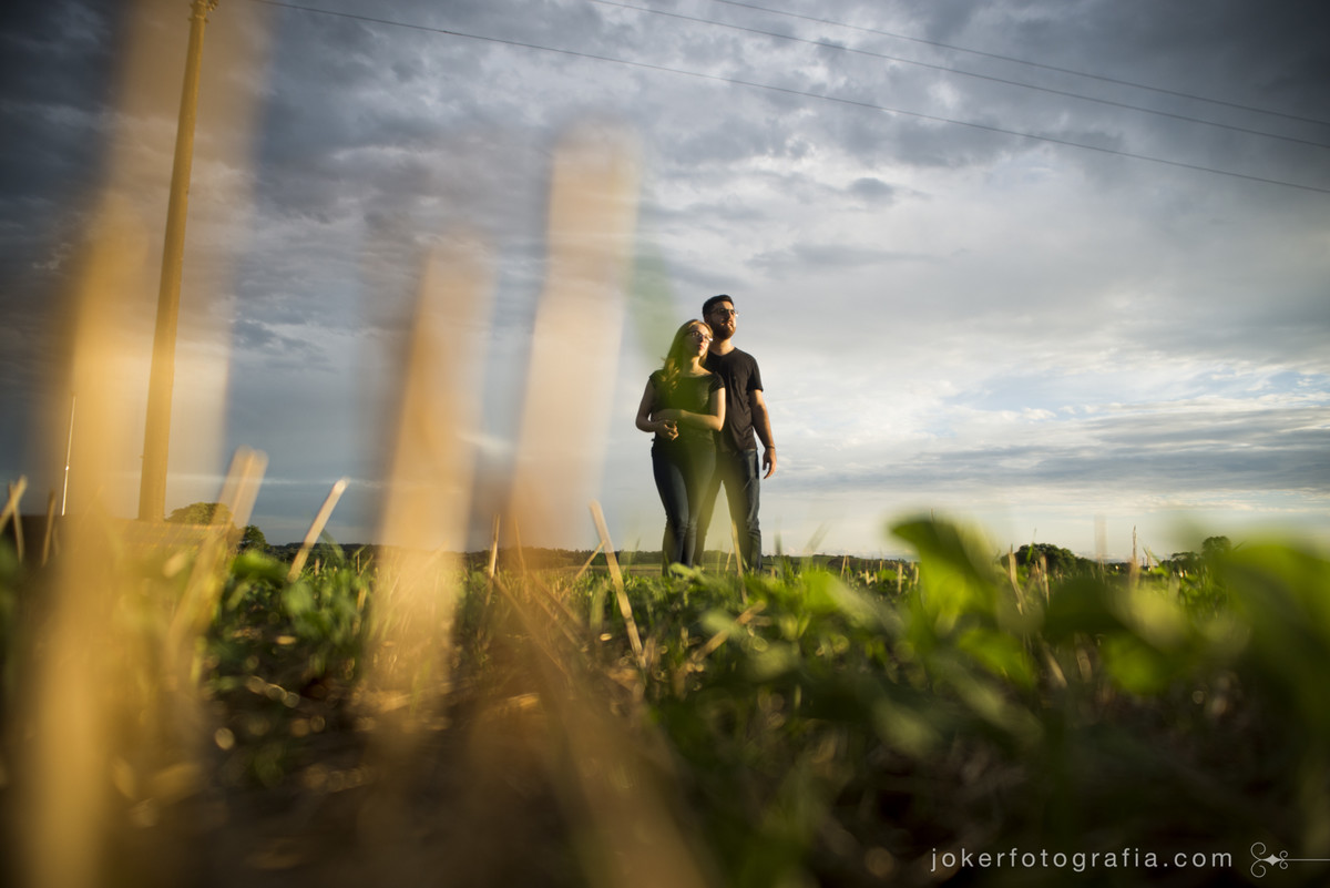 ensaio de casal em campo no rio grande do sul