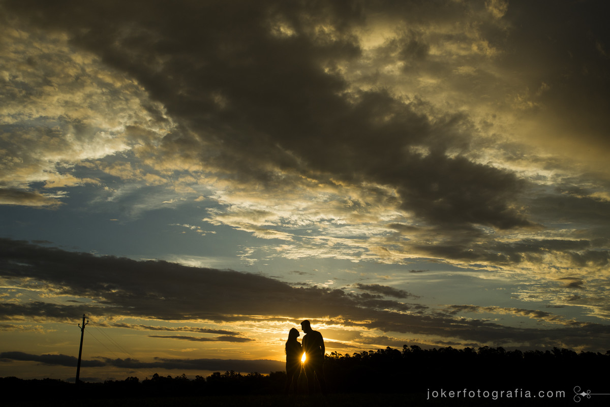 por do sol visto de cima de montanhas no rio grande do sul durante ensaio pre casamento com os fotografos da joker fotografia