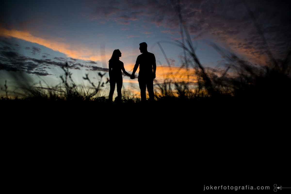 fotografo cria cenarios que parece cena de filme em ensaio pre wedding