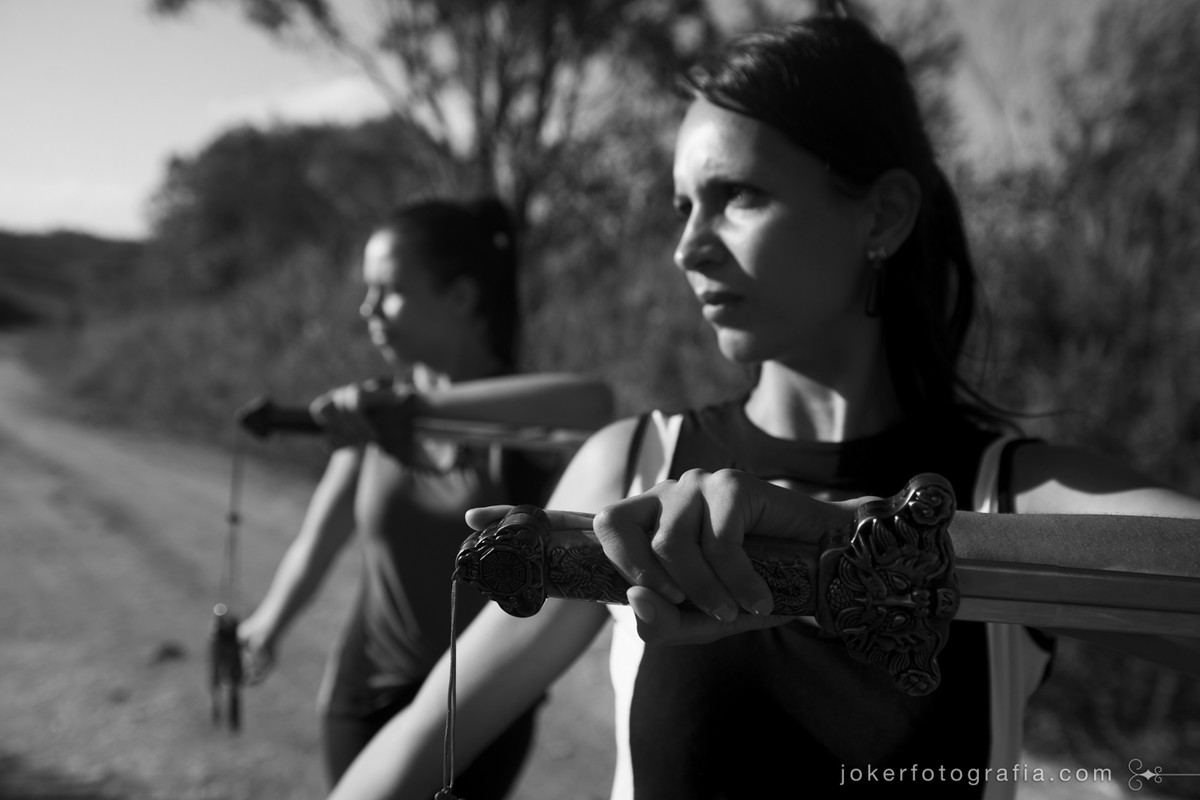 ensaio profissional de mulheres que treinam kung fu e tai chi chuan com espadas orientais