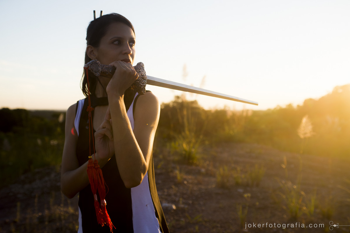 mulheres que treinam kung fu luta com espada em sessão de fotos book profissional