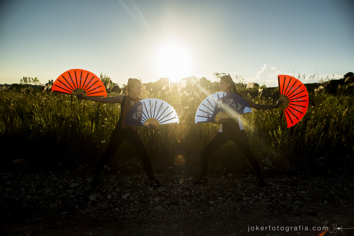 mulheres que treinam irmãs fazem luta de kung fu com leque e melhor fotógrafo de curitiba faz fotos incríveis deste esporte