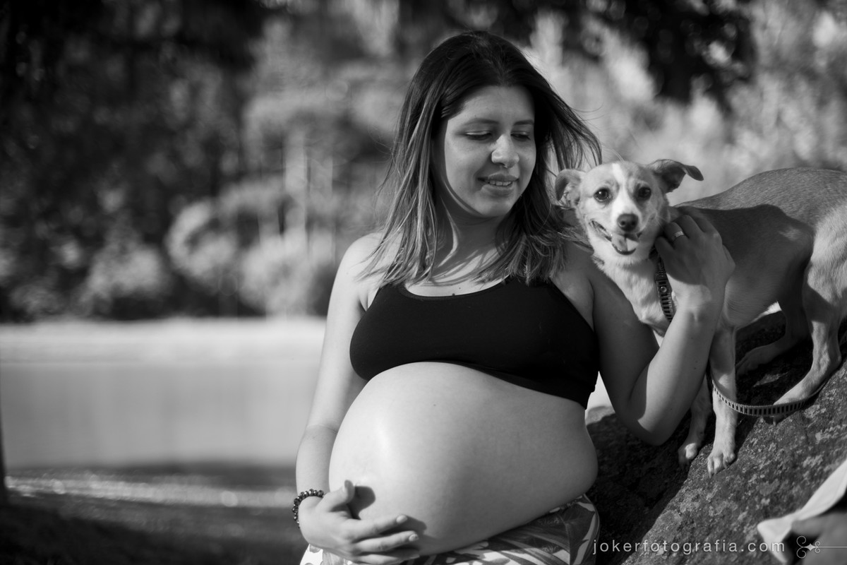 mamãe grávida com cachorrinho da família em lindo retrato preto e branco
