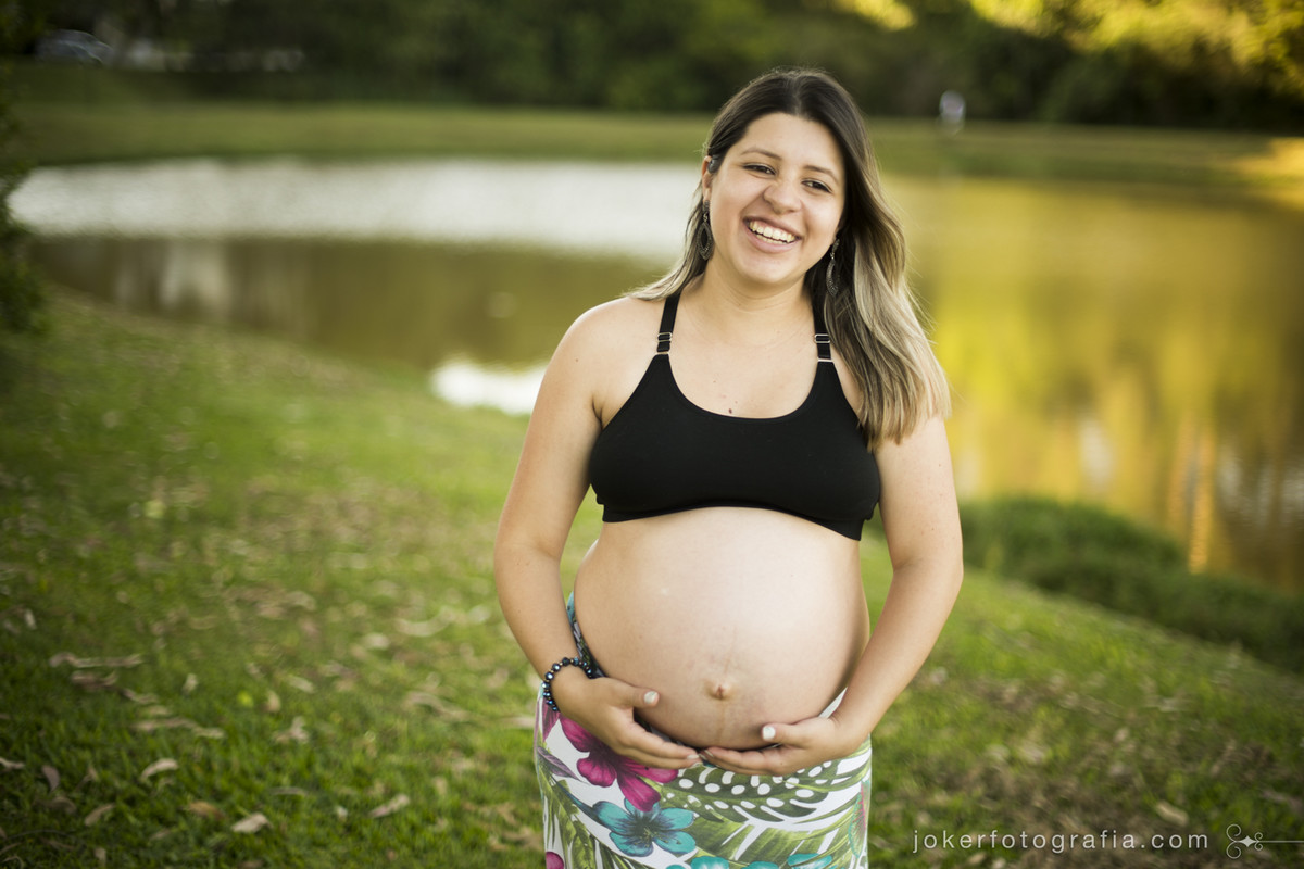 ensaio de gestante descontraído mostra mamãe sorridente à espera do seu primeiro bebê