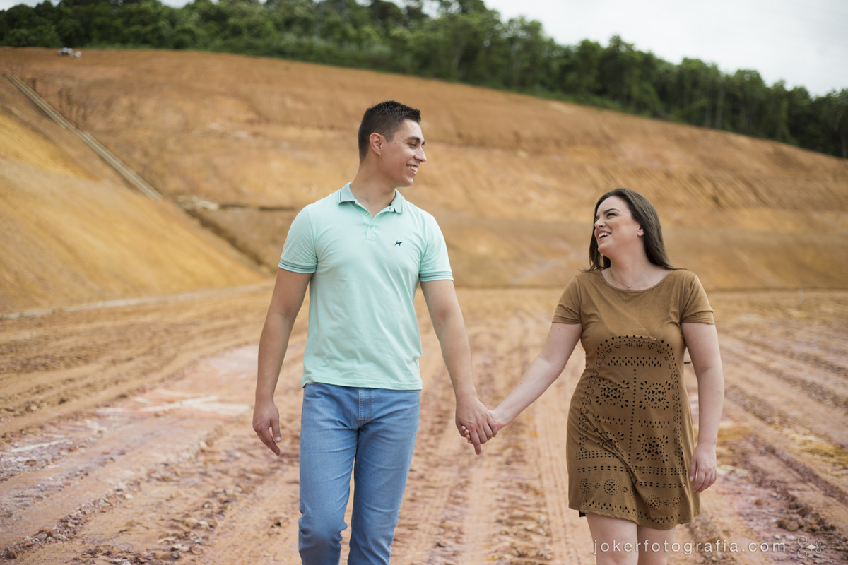 casal faz seu ensaio pré casamento em paisagem de estrada